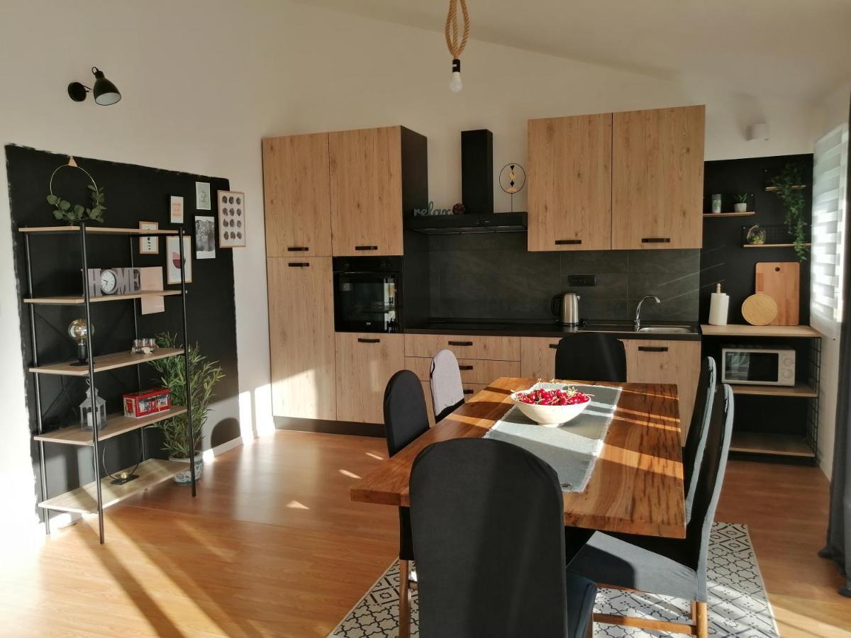 Apartment Near The Sea-Self Check-In Подстрана Экстерьер фото
